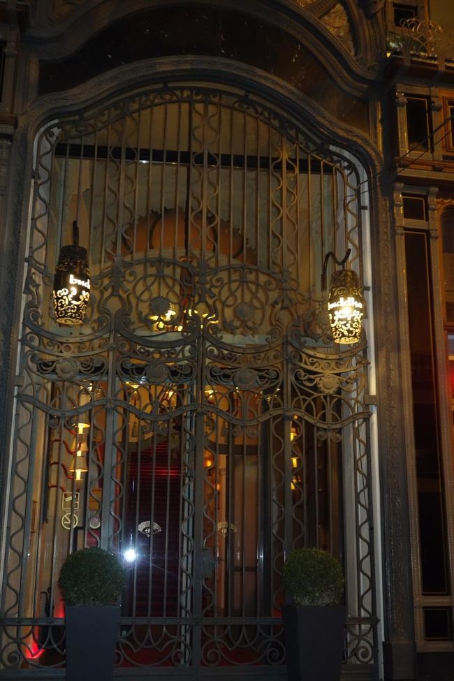 ドアをアッツプしてみました。<br />照明もキレイだね。