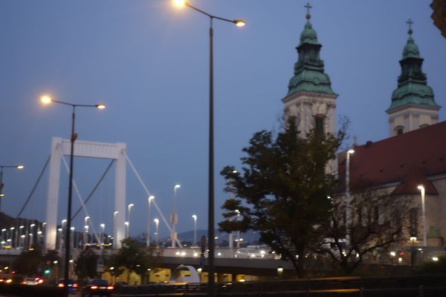 エルジェーベト橋<br /><br />この橋の名前はハプスブルク帝国の皇帝フランツ・ヨージェフ1世の妃エルジェーベトからとっています。<br />