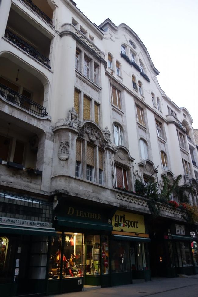 開いているお店はほとんどありません。