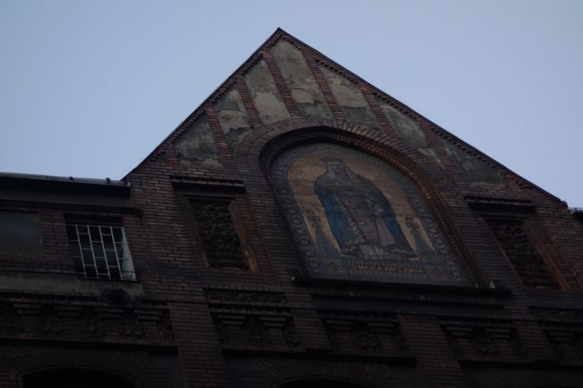 三角屋根にはフレスコ画が描かれています。