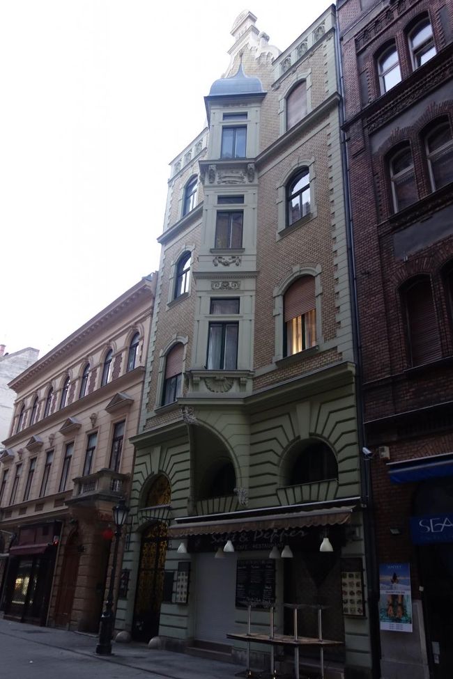 あれっ、面白そうな建物だよ。