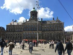 ダム広場と王宮。
アムステルダム中央駅から10分くらい歩くと着きます。人が多くてガヤガヤ。