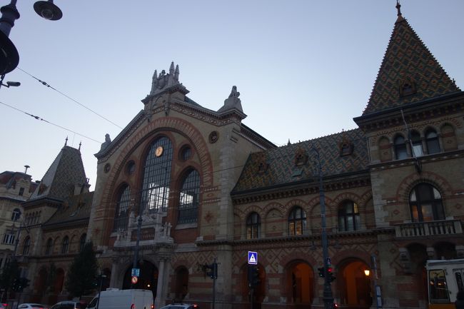 中央市場<br /><br />見たことのある建物だけど、これが中央市場なんだ。<br />市場まで歩いてきたんだ、けっこう歩いたよ。