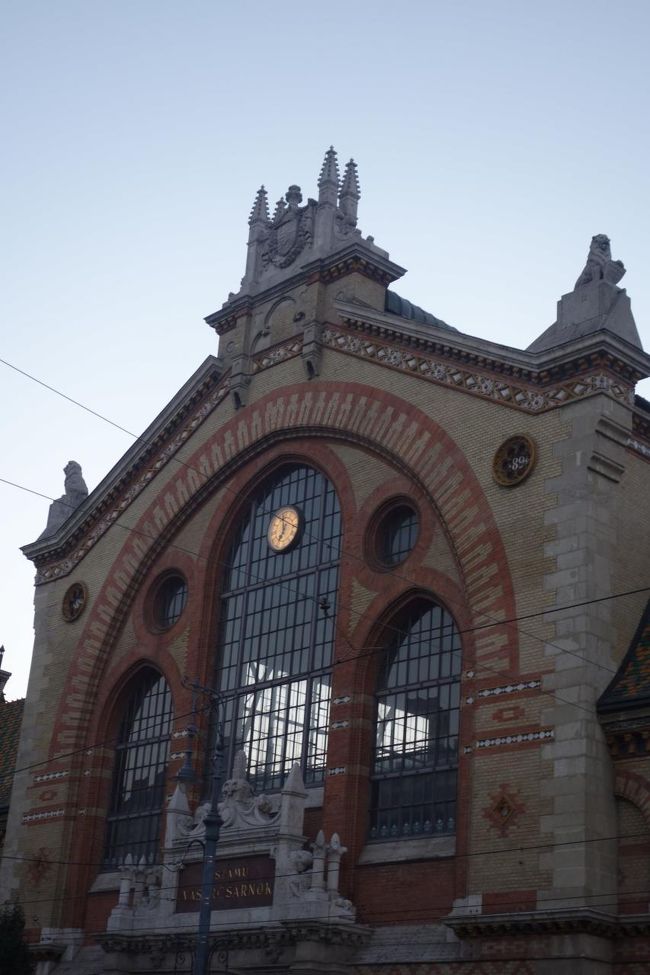 中央市場<br /><br />この建物は１８９７年に完成し、ブダペスト工科大学教授ペッツ・シャムによって建設された３階建ての建物です。