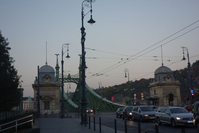 自由橋<br /><br />橋の入り口の両側に建つ素敵な建物が目印だね、