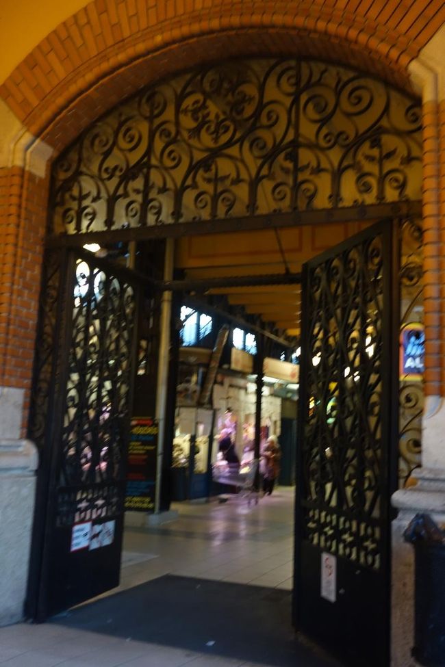 中央市場<br /><br />パリやロンドンを模範にしてブダペストでも常設市場が常設され現在でも市場として使われています。<br />