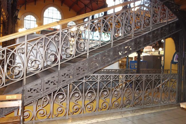 中央広場<br /><br />階段の手摺の模様が素敵ですね。