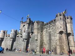 フランドル伯の城、1180年につくられたものらしい。ゲントって歴史的建造物の規模が一個一個大きめな気がします。

はじめにトラムに乗るのにトラムが見つけられずタイムロスしてしまったこともあり、かーなーり駆け足になってしまいました。この後行くアントワープでは、教会のルーベンスの絵を見るためには17時までにつかないといけません！ということで、ここでタイムアップ。ゲント駅に戻ります