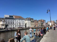 ゲントを象徴する美しい水辺の風景が広がるエリアで、こちらから見えてる側をコーレンレイと呼びます。
この水辺もひとだらけだったのですが、広場のようなところに飲食店など露店が出ていてものすごい人でした。
平日だったんですけどね、日常なんでしょうか…