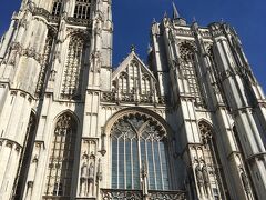 アントワープの大通りを脇目も振らず必死に歩き、なんとか間に合いました！アントワープのノートルダム大聖堂です。「フランダースの犬」のラストシーン、ネロが見たかったルーベンスの絵がある教会がここです。ベルギーではこの話は全然有名じゃないらしいですが