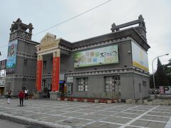 駅前広場にある観光案内所