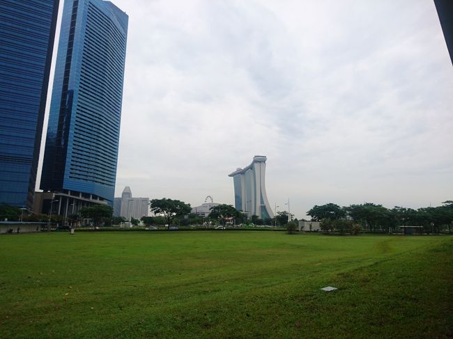 　マリーナベイサンズはとりあえずマリーナと書かれた駅に行けば<br />良いかと思って、Marina Bay駅に行きました。　　が、失敗。<br />　地上に出たら、結構遠くにあります。しかも外は蒸し暑い。<br />着替えを持ってきて正解でした。<br />