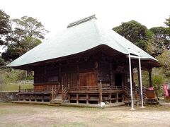 那古寺近くの那古宿というバス停から、日東バスに乗って石堂寺へ行く。バスも土休日は1日4本しかなく、うち往復で使えるのは1本だけです。石堂寺は天台宗の南房総最古の寺院で、多くの重要文化財を有しています。本堂は室町時代・1513年の建立で、県下最大の国指定木造建築物です。

