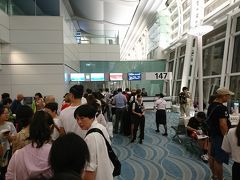 1日目。今日は北京まで向かう予定です。
デルタ航空のマイルを使い、中国東方航空の下記航空券を取りました。
　羽田17:50⇒上海浦東20:05
　上海浦東21:40⇒北京0:05
しかし、上海に台風が接近しており、チェックインの時点で羽田⇒上海便が1時間遅れるとの事。これ以上遅れたら確実にアウトです。
しかし、上海まで行くしかないので、上海行きの便に搭乗します。