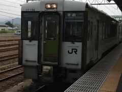 大館までは、ロングシートの二両編成の電車で、その先、鷹ノ巣までは、セミクロスシートの気動車になる。