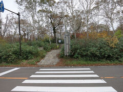 「神仙沼」までは、ニセコパノラマラインを走り30分ほどで着きました。
駐車場には、神仙沼自然休養林休憩所（レストハウス）があり。
道路を挟んで向かい側に木道が続いています。