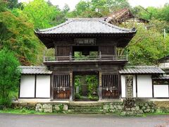 法性寺は立派な山門を構えるお寺で、歴史を感じました。秩父市街地の外れであるためか、観光客はほとんど来ないようです。