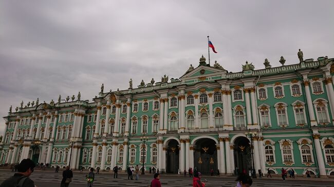 10:12 今日は旅行の最大目的エルミタージュ美術館です。正面入口並んでないじゃんか。1分前の写真には写っていた何かの集団もいつの間にかいなくなってる