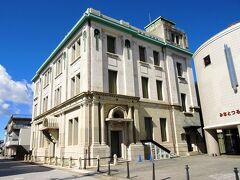 気比の松原へ行く途中、大正ロマンを感じさせる敦賀市立博物館がありました。これは昭和2年に竣工した旧大和田銀行本店の建物を利用したものです。