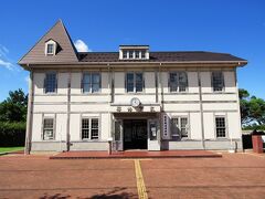 西福寺からは、これまで走ってきた道を戻って、赤レンガ倉庫・金ヶ崎の方へ行きます。敦賀港は昔、シベリア鉄道経由でヨーロッパを結ぶ欧亜国際連絡列車（ボート・トレイン）が発着していました。旧敦賀港駅舎は賑わっていた時代の敦賀港駅の駅舎を再現したものです。