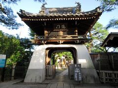 このまま大阪まで帰ると少し物足りないので、前から行きたかった浮御堂へ行くことにしました。松尾芭蕉ゆかりの地でもあるので・・・堅田で電車を降りて、堅田町内の循環バスに乗り換えて浮御堂へ。