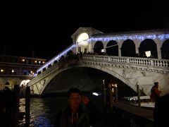 リアルト橋。
すっかり暗くなった。