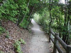 備中松山城へは、駅から市内巡回バスで麓まで来ることが出来ます。
麓からは、小松山中腹のふいご峠まで、登城バス(往復400円)利用がお薦めです。
バスを降りた後は、本丸まで20～30分かけて、山道を登る必要があります。