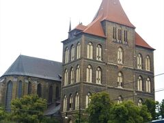 聖マリア教会
遠目にはなんだか教会には見えません。