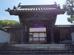 庭園が有名な頼久寺に到着しました。
微妙に入口が分かりづらかったです。