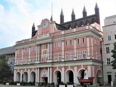 広場に面して市庁舎。
ピンク色が美しい市庁舎です。
後ろ側に七つの塔を持つファサードが立ってます。

地下にはレストラン「ラートハウス」がある。
トラムの停留所もありました。
