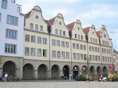 広場の西側には４姉妹の家？
隣はいとこか？

