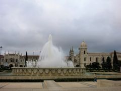 噴水の奥に見えるのが、今回のリスボン観光でのメインとも言える「ジェロニモス修道院」です。
「発見のモニュメント」のある広場の道を渡った反対側の公園の奥にありますが、時間も時間ですし、天気も怪しい…てことで、明日の晴天を祈って、今日は素通りです。