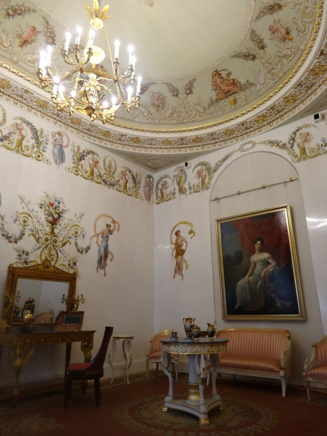 あーあ、アッチにはキンキラの豪華な部屋がいっぱいあったんだろうな<br />ここ見れて良かったわ<br /><br />Ｃ.ロッシ《1775-1849》<br />参謀本部K.=V.ネッセルローデ伯爵化粧室天井装飾画部分<br />エルミタージュには移管されて間もない参謀本部東翼には、1820年代、外務省と大蔵省が置かれていた。そして、約40年の間にわたってロシア帝国の対外政策を司ったK.=V.ネッセルローデ宰相の公邸もまたこの建物の中にあった。この化粧室を始めとして、邸内の部屋は皆アンピール様式の優麗な装飾がで彩られている。（土産本）