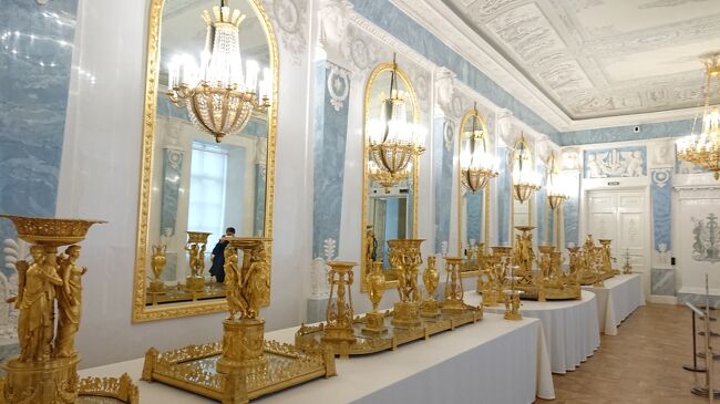 C.ロッシ<br />参謀本部　K.=V.ネッセルローデ伯爵私室　舞踏の間　Count Karl Nesselrode<br />大きな舞踏の間は公式の舞踏会の会場となったネッセルローデ伯爵の私室のうちでも最も豪華な部屋だ。現在、この部屋に飾られるフランスの代表的な彫金師ピエール=フィリップ・トミール《1751-1843》工房製の鍍金ブロンズ製品は、常設展示『鷲の紋の下に*』の佳境といえる部分である。トミールの製品は当時大流行を引き起こし、彼の名は語呂のいい『admire（感嘆）』と常に並んで発せられた。舞踏の間には、盆と枝付燭台、そして小像といった13体の鍍金ブロンズ製卓上装飾が陳列される。また、展示ケースにはJ.=B.オディオ《1763-1850》やH.オギュスト《1759-1816》の作品を始めとするロシアおよびヨーロッパ製銀製品が展示されている。（土産本）　*「元に」の表記もありどちらか不明<br /><br />3F The Dancing Hallという場所ですが隣のDining Room にも鷲の紋など無いけど。ロシア国章は双頭の鷲でしたが。ロシア国章旧参謀本部建物もCarlo Rossi のデザインなのですね。こういう所も冬宮見た方は見飽きて流し見なんだろうな