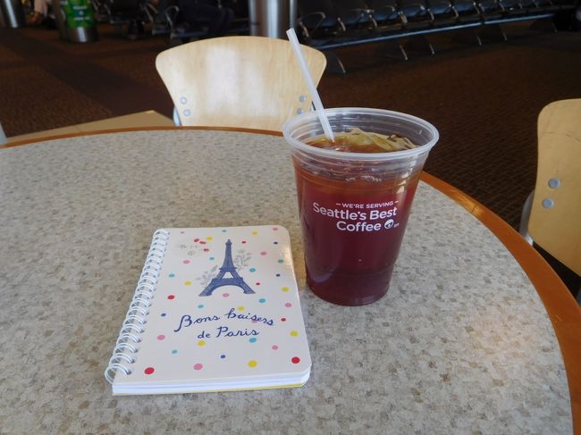 残念ながらアメリカンのラウンジはないので<br />ゲート近くのテーブルで搭乗を待っています。<br /><br />アイスティーを飲みながら、旅の記録を書いて<br />いました。