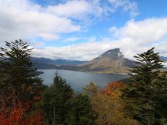 中禅寺湖側は青空が見えますね。
男体山が顔をみせてきました。