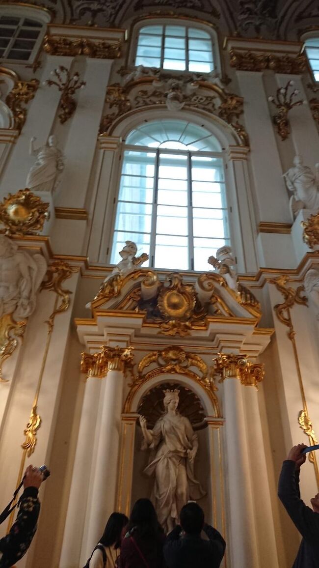 大きい女性像の部分です<br />A.=タリイピエトロ《1670-1747》? <br />彫像『主権』18世紀初　代理石<br />A.=D.メンシコフ公爵が1717年から1718年の間にヴェネチアで購入したものと推定される。初め、公爵の邸宅の庭園にあったが、夏の庭園に移され、さらに1837年の火災後は冬宮中央階段踊り場の装飾に使われるようになった。階段を飾っていた彫刻が全焼したためだ。王冠を戴き、天秤や剣を持っていることから、主権の寓意像というよりは、むしろ正義のそれかと思われる。（土産本）