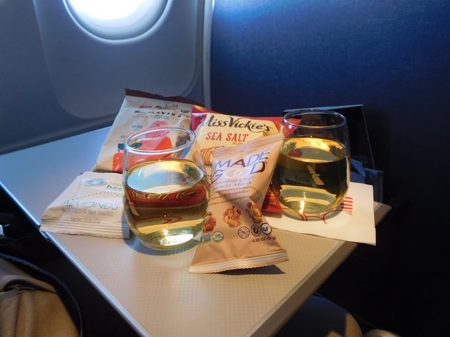 機内では白ワインとスナックをいただきました。