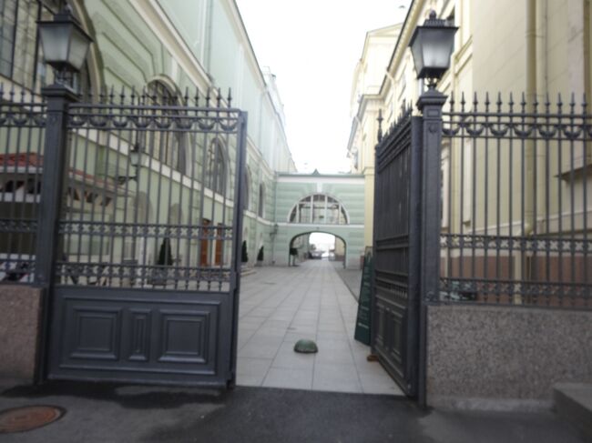 15:01　さあ、クライマックスだ。冬宮をオーディオガイド借りてゆっくり夜間見学するぞっ！予約者側入口午後だから空いてるなっラッキー<br />