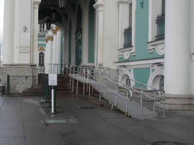 閉まってるぞ！個人一般口に移動しよう。気づかず通り過ぎる。ここはグループ入口。通り過ぎて川側の入口まで行ってみる。開いてない。旗を持ったツアーグループ1組だけが入口に向かっていた。中国人ツアーもただ立っているだけだが数組いる。ドアは固く閉じている。ここもグループ入口だからどっちみち入れない、個人入口に戻ろう。写真撮ってないけど「本日は閉まっている」「対象：本館」「Ｐｒｉｖａｔｅは入れない」と書いた張り紙があった。事前警告なし。私たちは2日券を買ったのですよ、ふざけるな！返金できないのか！張り紙前に居たスタッフが無理でーすと。金の問題ではありません。返金してもらえるなんて微塵も思ってません、でも相手に不満を伝えなくてはなりません。私たちをなだめるため「いつここを出発するの？」と聞いてきました。何故聞いたのかバレバレです、明日が無料の日だから明日見れるよ、と言い訳をしたかったわけです。月初第一木が無料なの、そんなの百も承知です。むしろ混んでる日は避けたいのです。