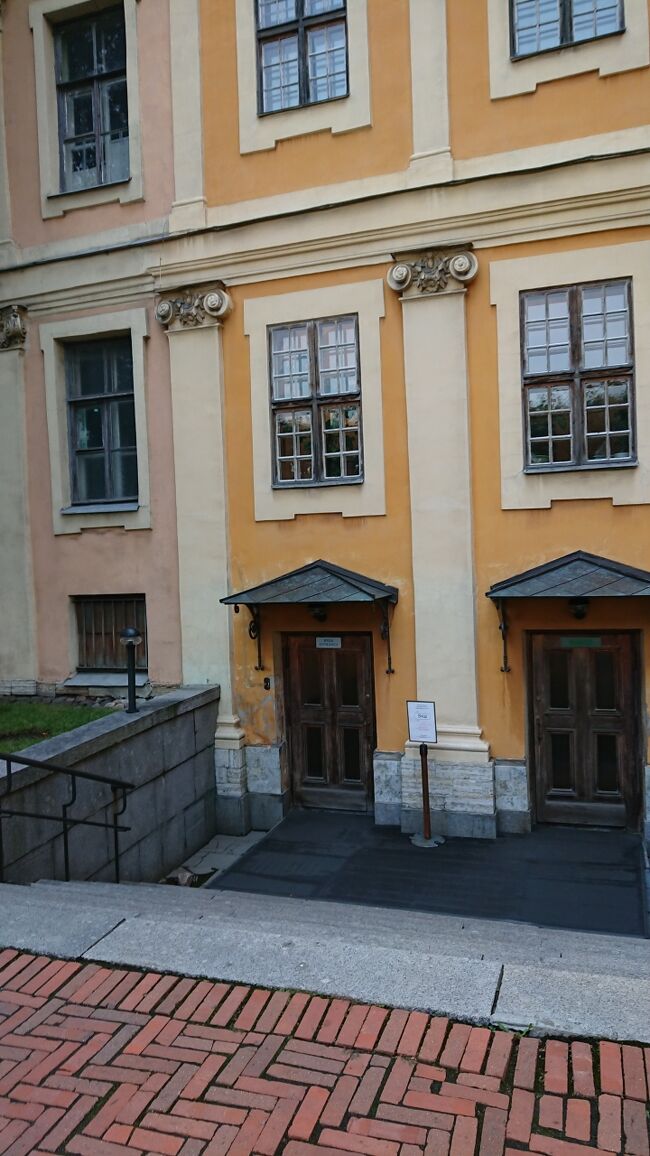 全体像も腹が立って撮ってないの<br />G.フォンタナ《1670-?》<br />J.シェデル《1680代-1752》<br />メンシコフ邸《1710-1721》<br />ペテルブルグで最初に造られた石造りの建物の一つであり、ピョートル時代の貴重な記念建築物でもあるメンシコフ邸は、長期に渡る修復工事の後に1977年にエルミタージュに移管された。現在、エルミタージュのロシア文化史部門の一部となっている。（土産本）