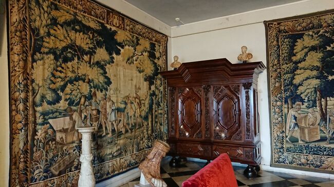 すごいものを見て落ち着いてきましたｗ見栄えだけでなく暖房を逃がさないために大きなタペストリーを飾っているのですね。よっぽど寒かったんですね。<br /><br />これは伝統的なチェストに代わる新しいタイプのヨーロッパの家具です。ここには彫刻や絵画も展示されています。<br />壁には2つのしっかりしたくるみ材のワードローブがあります。