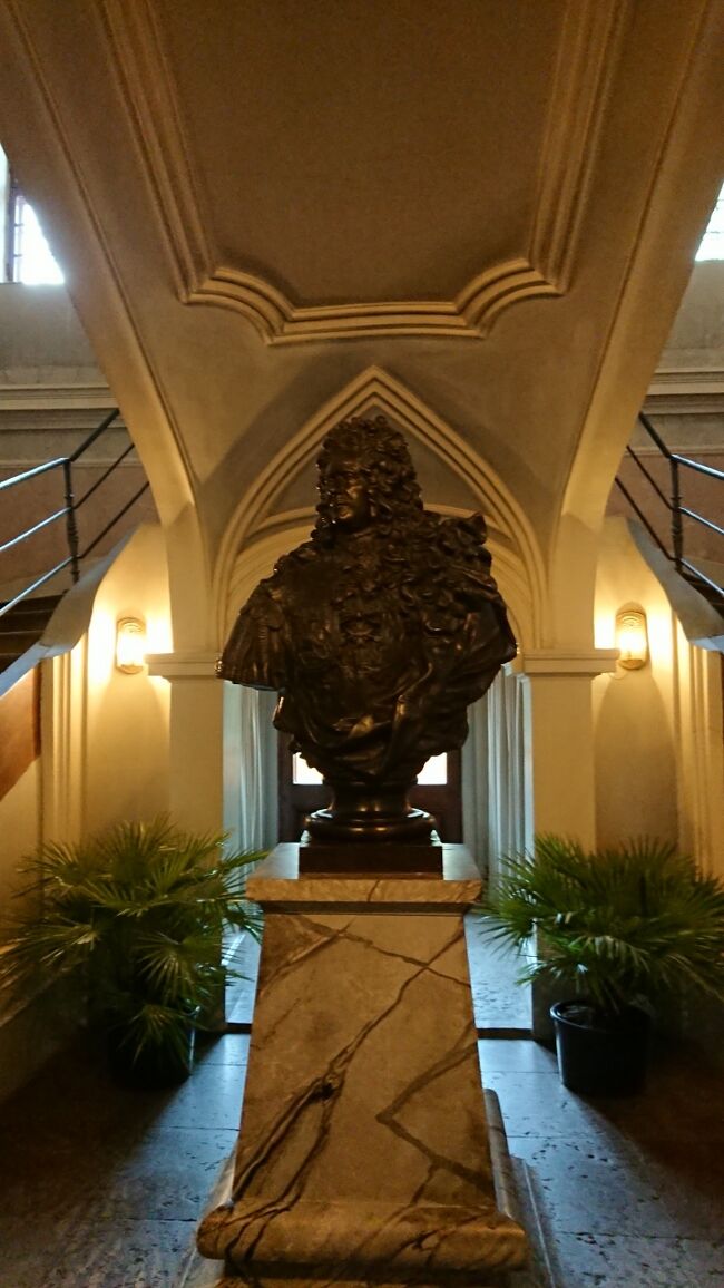 Main Vestibule(7)<br />見づらいですがイタリア人彫刻家Rastrelli, Bartolomeo Carloが作ったメンシコフ像です。玄関に置いてあります。<br /><br />