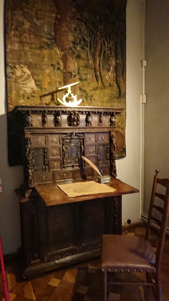 2階に上がってきました。控えの間(12)です。<br />この部屋の豊かな装飾は天井部分のみ現存しています。ストライプのモールディングと古代の女神デメテルとテミス(Demeter and Themis)が描写された８つの漆喰の浮彫があります。秘書の作業場として使われていました。これはクルミ材のライティングデスクです。オランダ式樫の木の作業机もあります。<br />