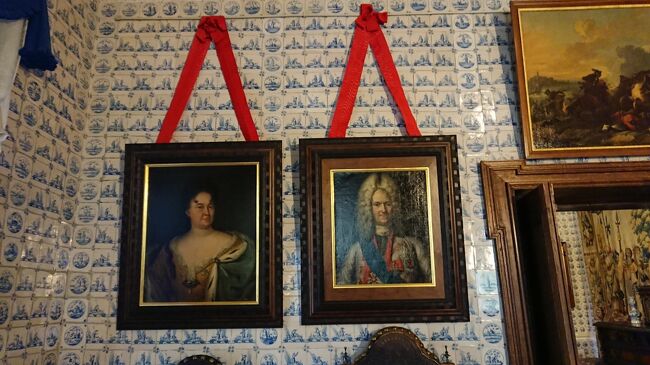 Reception Room before the Bedchamber(13)<br />寝室に通じるこの控え室は、総督の公式の応接室として使用しました。<br />壁と天井にオランダのタイルが敷き詰められた1720年代のからの装飾が保たれています。妻Darya(発音はダリア）とメンシコフ公爵の肖像です。<br />通路を挟んでメンシコフの妹アンナの肖像があります。