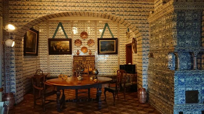 Study off the Anteroom(14)<br />宮殿にはオランダタイルを使ったオリジナルの装飾を持つ部屋が４つありますがこの部屋はメンシコフの海と航海への関心を反映する物で飾られています。