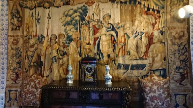 ところどころにあるタペストリーも必見です。<br />やっぱりソファなんて無いよねえ<br />