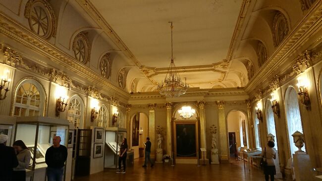 Great Hall(18)<br />新しく設立されたサンクトペテルブルクの最も重要な行事が大ホールで祝われました。ピョートル大帝によって設立された懇親会「集会」のためにセッティングされることがよくありました。18世紀最初の数十年間はホールは1階建てでした。 100人以上を収容できます。