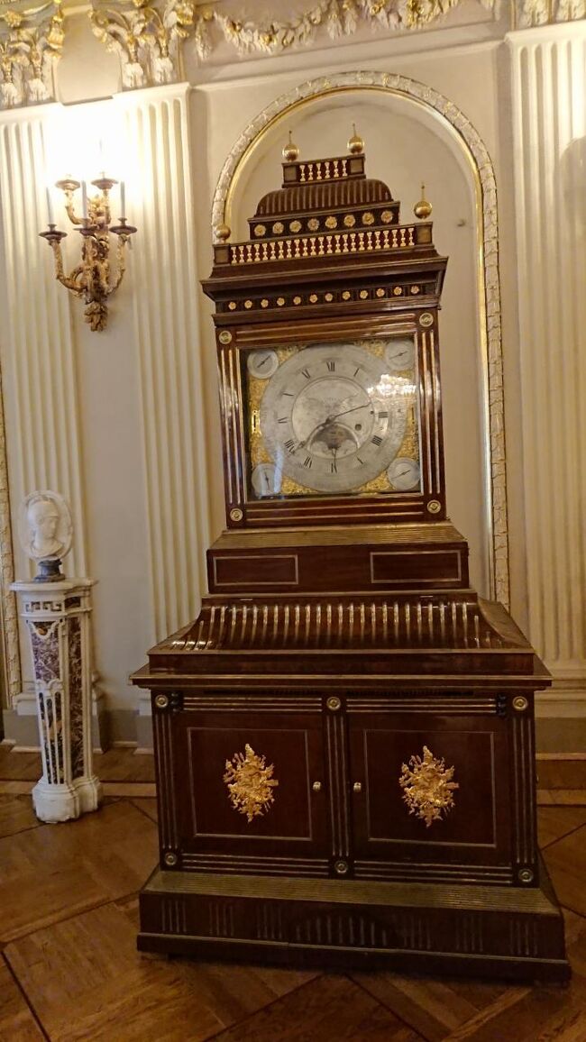 時計が組み込まれたポジティブオルガンだそうです<br />時計版の中に天使の顔が