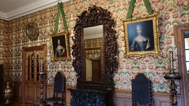 Western Antechamber(19)<br />西の控えの間の元の装飾はメンシコフの妻ダリヤのアパートの一部だった。その壁には装飾布が裏打ちされています。  17世紀手織りから再現されています。輸入家具、中国陶器、銀製品で飾られています。肖像画はメンシコフの妹(姉)マリアとアレクサンドラです。<br /><br /><br /><br /><br /><br /><br /><br />